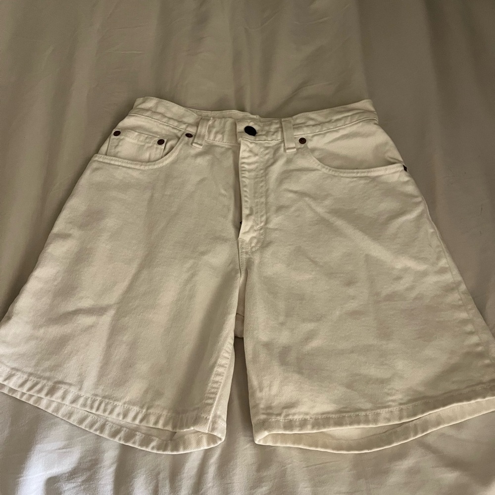 White Levi’s 550 Jorts